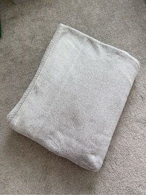 Like New Home Goods Berkshire Blanket King Gray Microplush Blanket